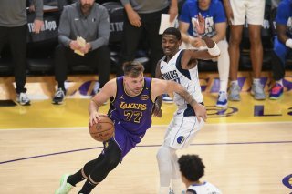 Luka Doncic déborde Kyrie Irving dans une rencontre qu'il a survolée. KEYSTONE/AP/Kyusung Gong